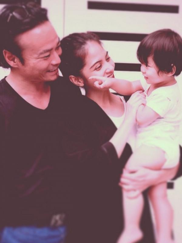 Tiwi mantan personel T2 menikah dengan pengusaha kaya asal Jepang, Shogo. Mereka menikah di Bali pada tahun 2013 dan telah dikaruniai seorang anak. (via instagram/@tiwi_sakuramoto)