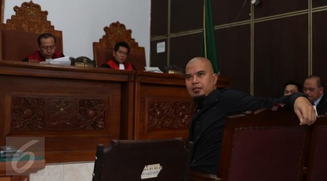 Musisi Ahmad Dhani saat menghadiri sidang lanjutan kasus pencemaran nama baik yang dilakukan Farhat Abbas di Pengadilan Negeri Jakarta Selatan, Kamis (19/11). Sidang hari ini menghadirkan Ahmad Dhani sebagai saksi. (Liputan6.com/Herman Zakharia)