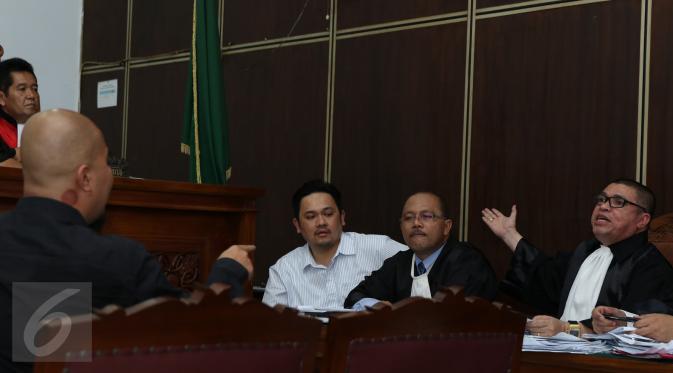 Pengacara Farhat Abbas memberikan pertanyaan kepada musisi Ahmad Dhani pada sidang lanjutan kasus pencemaran nama baik yang dilakukan Farhat Abbas di Pengadilan Negeri Jakarta Selatan, Kamis (19/11). (Liputan6.com/Herman Zakharia)