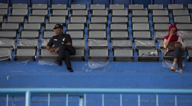 Stadion Kanjuruhan sepi penonton saat laga Gresik United vs Sriwijaya FC, Kamis (19/11/2015) sore WIB. (Bola.com/Vitalis Yogi Trisna)