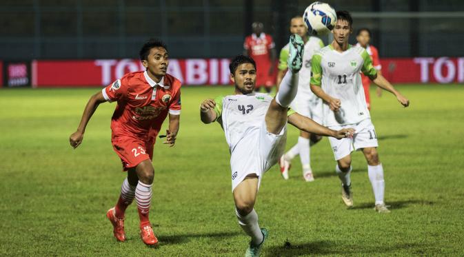 Bek PBR, Riyandi Ramadhana membuang bola pada laga Piala Jenderal Sudirman melawan Persija di Stadion Kanjuruhan, Malang, Kamis (19/11/2015). (Bola.com/Vitalis Yogi Trisna)