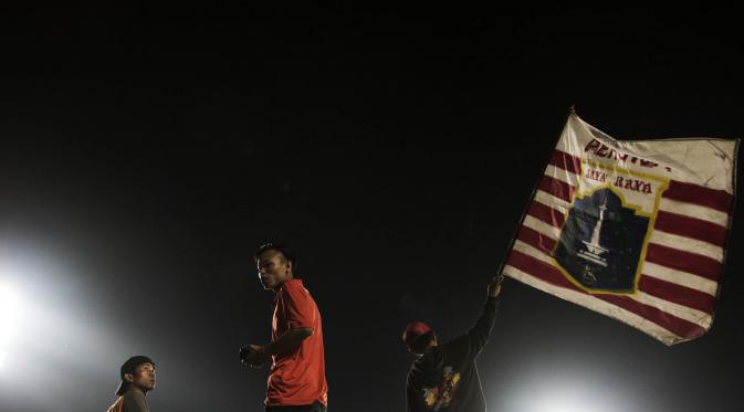 The Jakmania, mengibarkan bendera pada laga Piala Jenderal Sudirman melawan PBR di Stadion Kanjuruhan, Malang, Kamis (19/11/2015). (Bola.com/Vitalis Yogi Trisna)
