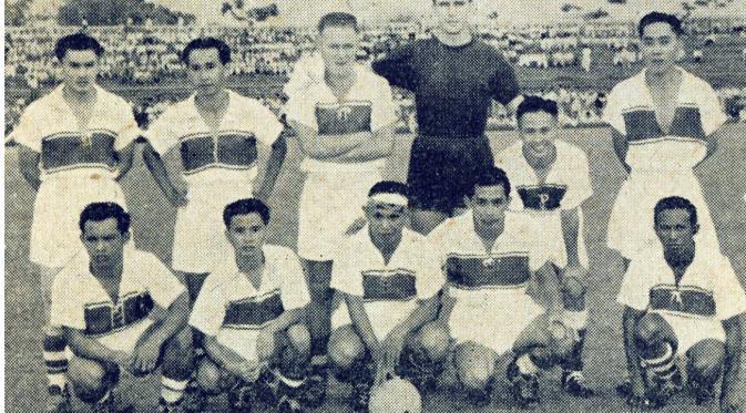 Skuat Persija Jakarta saat menghadapi PSMS Medan pada 24 November 1954 di Stadion Teladan, Medan. (Repro Perpustakaan Nasional)