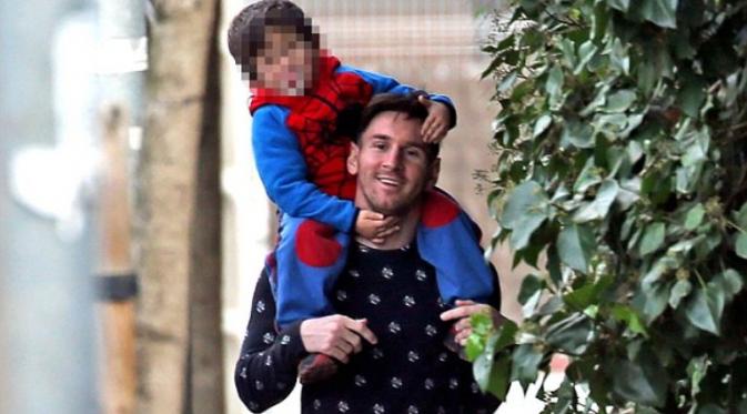 Bintang Barcelona, Lionel Messi, terlihat bersenang-senang dengan sang putra, Thiago. Aktivitas itu dilakukan Messi menjelang pertandingan El Clasico melawan Real Madrid, di Santiago Bernabeu, Minggu (22/11/2015). (Daily Mail).