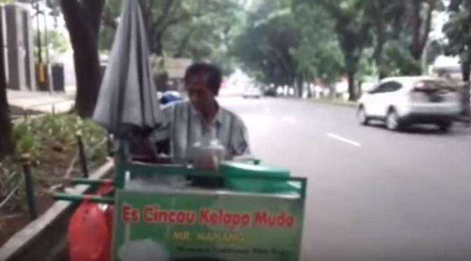 Bapak pedagang es cincau di Bogor jago berbahasa Inggris dan Jerman | Via: youtube.com