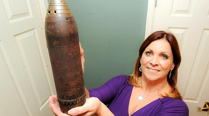 Kathryn Rawlins, perempuan Inggris yang gunakan bom aktif sebagai vas bunga selama 30 tahun. | via: Cater