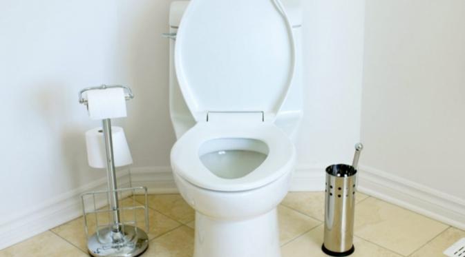 Bersihkan toilet. Bagian ini bisa jadi penilaian seseorang terhadap kebershianmu. (Via: environment.nationalgeographic.com)
