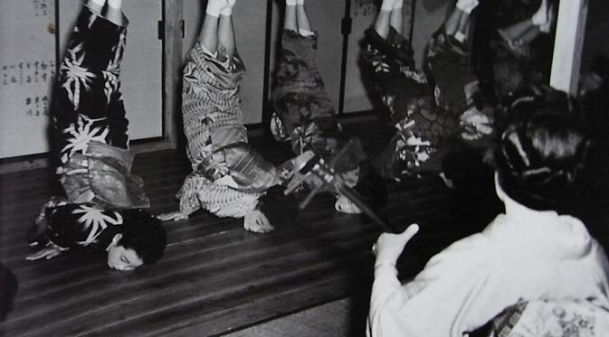 Sekolah Geisha di tahun 1951. | via: Tsuneko Sasamoto