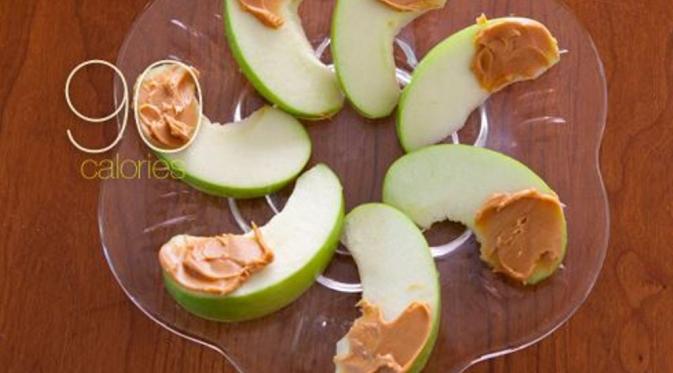 169 gram potongn apel hijau dan 2 sdm selai kacang. (Via: webmd.com)