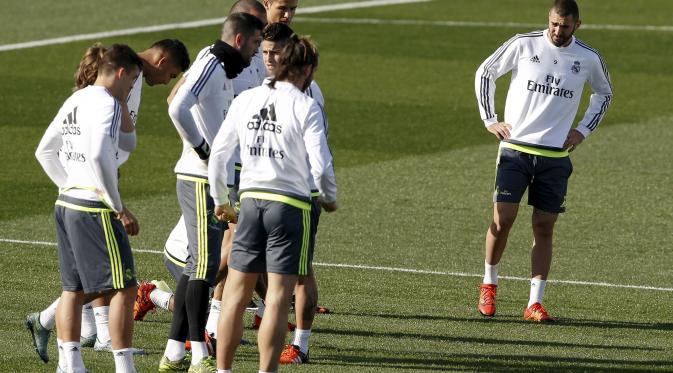 Latihan Real Madrid sudah diikuti Karim Benzema ( REUTERS/Paul Hanna)