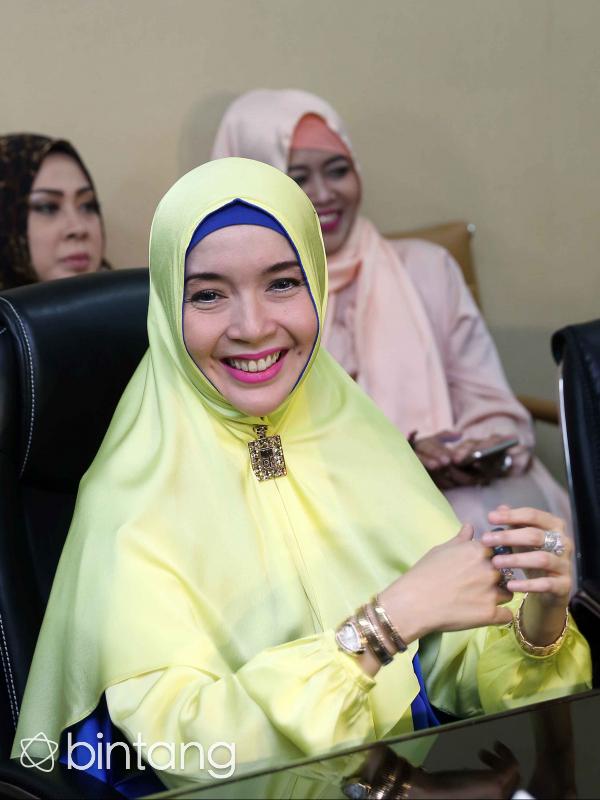 “Saya pikir itu mungkin jadi penyebab beliau tidak pernah bertemu dengan saya, tapi saya belum pernah melihat. Tapi yang mengatakan orang terdekat beliau. Beliau menceraikan saya kemungkinan ada wanita lain.” tukas Rima Idris. (Nurwahyunan/Bintang.com)