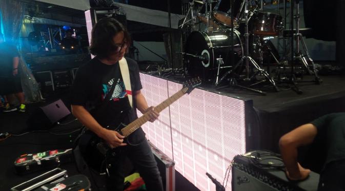 J-Rocks tengah melakukan check sound jelang Sundown Festival 2015 di Singapura, Jumat (20/11/2015). (Liputan6.com/Rommy Ramadhan)