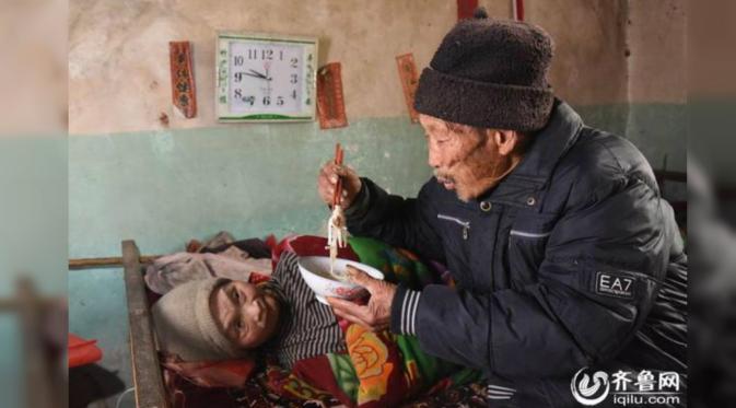 Menerima kabar istrinya terbaring sakit, ia berhenti bekerja di kota Tai'an agar bisa menemaninya. (Shanghaiist)