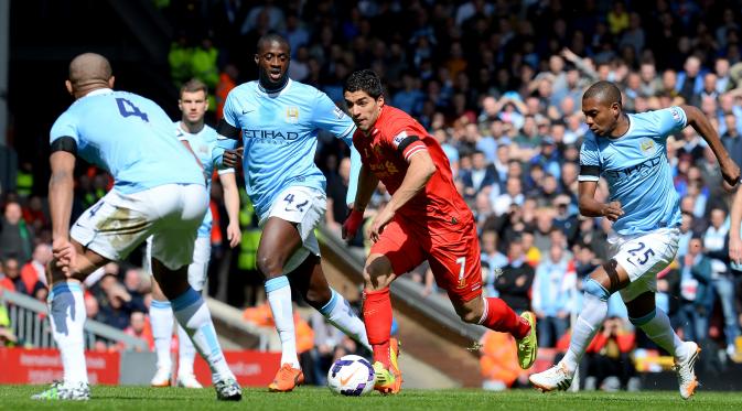  Aksi Luis Suarez bersama Liverpool saat berhadapan dengan Manchester City di ajang Liga Primer Inggris. (AFP/Andrew Yates).