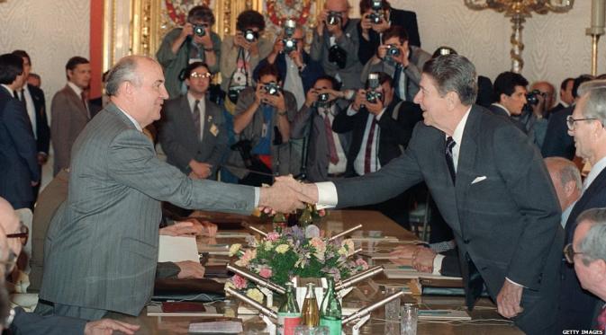 Presiden AS Ronald Reagan dan Presiden Uni Soviet Mikhail Gorbachev melakukan pertemuan damai setelah kedua terlibat 'perang dingin'. (BBC)