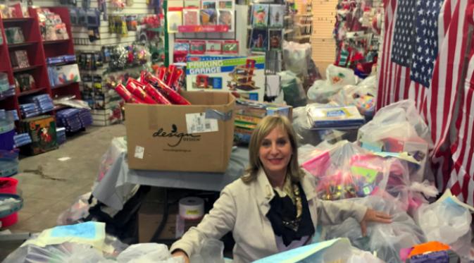 Seorang wanita di kota New York memborong seluruh mainan di dalam suatu toko untuk menyumbangkannya kepada anak-anak tuna wisma. (Sumber Huffington Post)