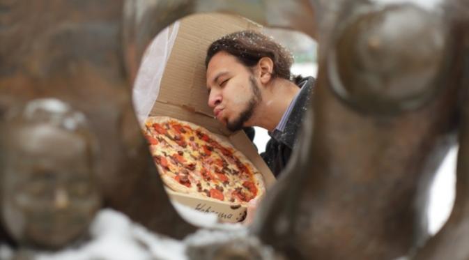 Takut Dikhianati, Pria Rusia Ini Menikahi Seloyang Pizza | via: trinixy.ru