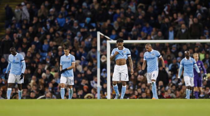  Para pemain Manchester City tertunduk lesu usai kalah dari  Liverpool pada lanjutan liga Premier Inggris di Stadion Etihad, Manchester, (21/11/2015). Liverpool menang 4-1 atas Manchester City. (Reuters/Carl Recine)