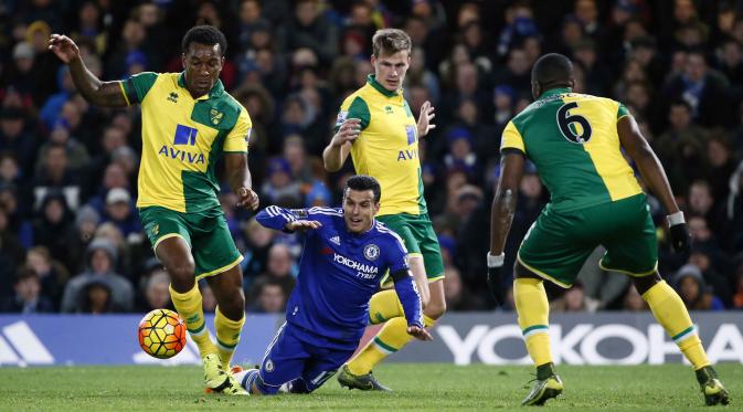  Pemain Chelsea Pedro dikepung para pemain Norwich   pada lanjutan Liga Premier Inggris di Stamford Bridge, London, Sabtu (21/11/2015).  (Reuters/Stefan Wermuth)