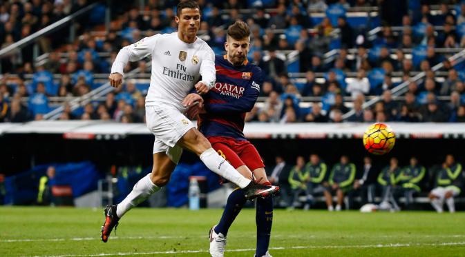 Penyerang Real madrid Cristiano Ronaldo (kiri) saat menendang bola ke gawang Barcelona di stadion Santiago Bernabeu, Spanyol, (22/11). Gol Barcelona dicetak oleh Luis Suarez dengan dua gol dan sisanya oleh Iniesta dan Neymar. (Reuters/Paul Hanna)