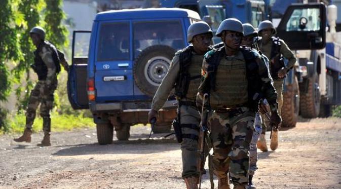 Pihak kepolisian Mali terlihat di sekitar Hotel Radisson Blu, Bamako. | via: Habibou Kouyate/AFP/Getty Images