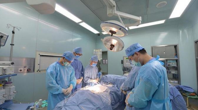 Operasi pengambilan organ Yating setelah meninggal. | via: DFIC