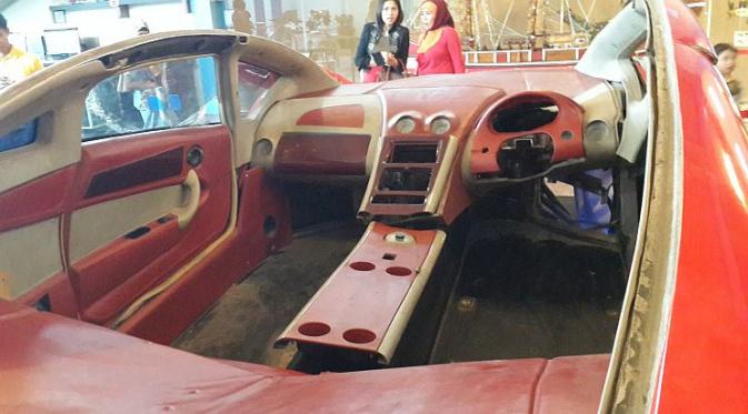Bangkai mobil listrik Tucuxi jadi tontonan pengunjung Museum Angkut di Kota Batu, Malang, Jawa Timur.