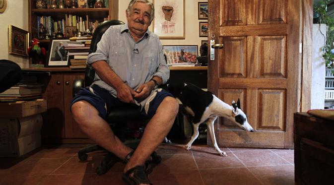 Mantan Presiden Uruguay, Jose Mujica, pernah dijuluki sebagai presiden paling sederhana sedunia. Keserderhanaannya ini patut ditiru olehmu. 