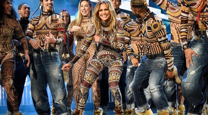 Jennifer Lopez buka ajang American Music Awards 2015 (People.com)