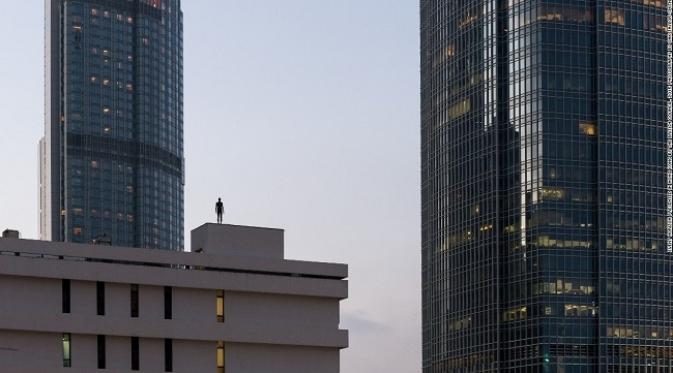Instalasi seni karya Sir Antony Gormley seperti orang yang mencoba bunuh diri dari gedung tinggi (sumber. CNN.com)