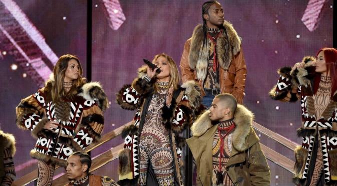 Jennifer Lopez buka American Music Awards 2015 dengan hits Waiting For Tonight. (theamas.com)