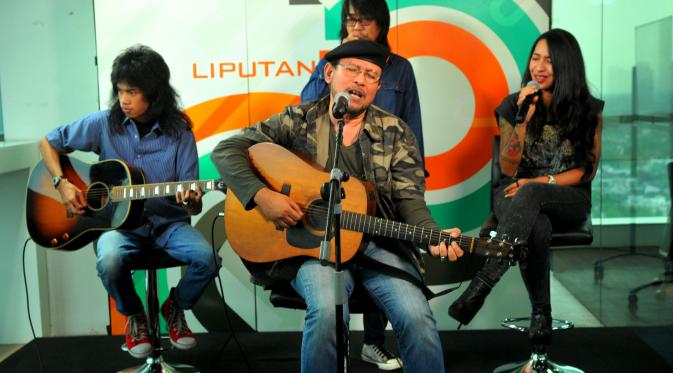 Budi Djarot dan RAK Band saat tampil di kantor Liputan6.com di SCTV Tower Jakarta. (Liputan6.com/Faisal R Syam)