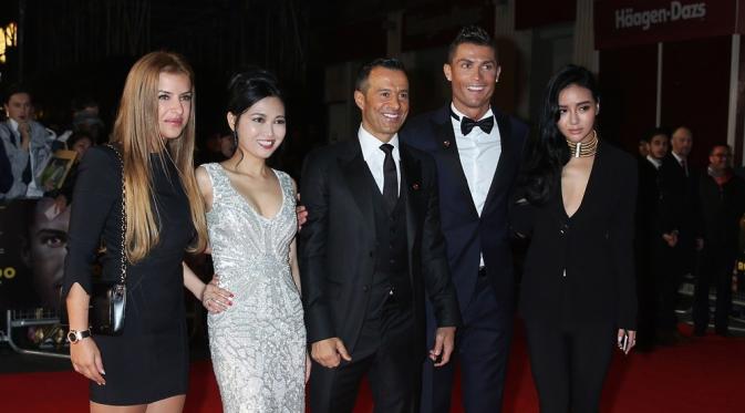 Cristiano Ronaldo dan Marisa Mendes (kiri) di premiere Ronaldo. (via footazo.com)