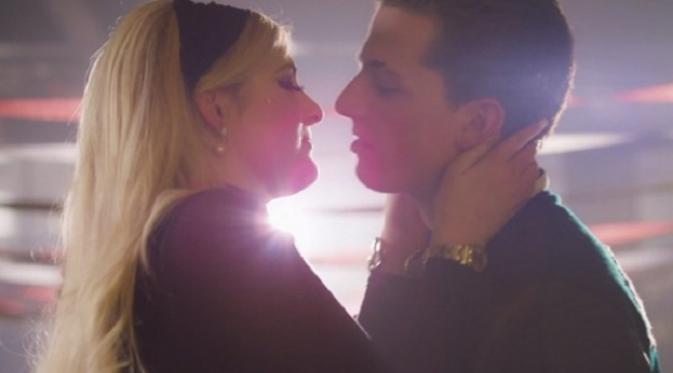Meghan Trainor dan Charlie Puth saling berciuman usai bawakan lagu Marvin Gaye di American Music Awards 2015.