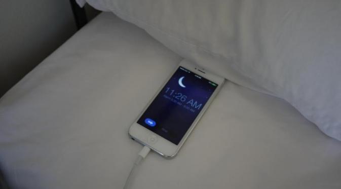Nge-charge baterai pada malam hari adalah ide yang buruk. (Via: lifehack.org)
