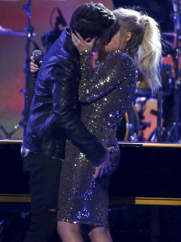 Charlie Puth (kiri) dan Meghan Trainor berciuman di panggung American Music Awards 2015  di Los Angeles , California, (22/11). Charlie dan Meghan Trainor berciuman setelah menyanyikan lagu mereka yang berjudul 