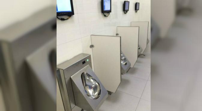WC umum dengan teknologi tinggi resmi dibuka kepada masyarakat Kamis lalu dengan harapan bisa memperbaiki citra ibukota yang dipandang memiliki toilet-toilet kotor. (Shanghaiist)