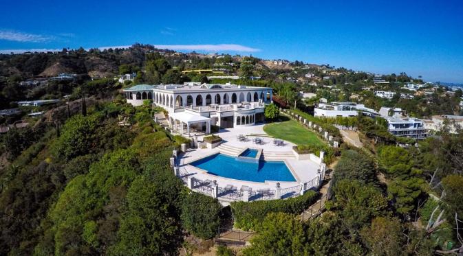 Rumah mewah milik Elton John di Beverly Hills, California, Amerika Serikat.