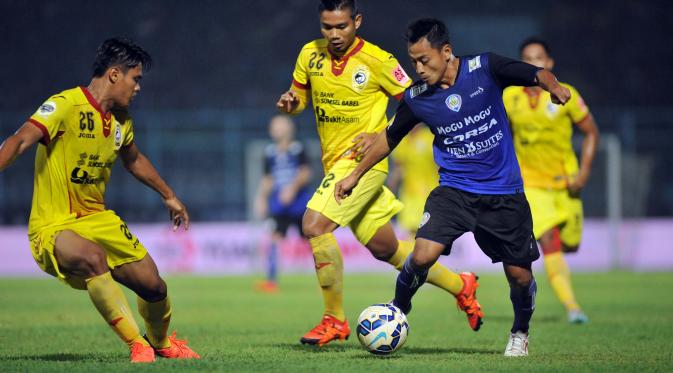 Aksi Samsul Arif di laga Arema vs Sriwijaya FC pada Minggu (22/11/2015) malam (Rana Adwa/Liputan6.com)