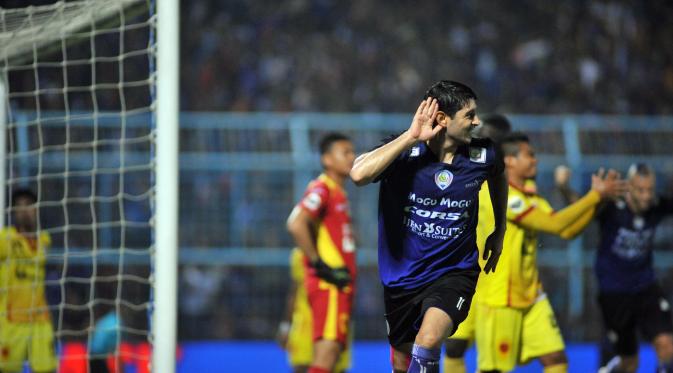 Gaya selebrasi Esteban Vizcara usai cetak gol pertama di laga Arema vs Sriwijaya FC (Rana Adwa/Liputan6.com)