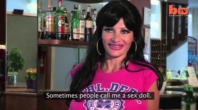 Habiskan Rp 600 Juta, Perempuan Ubah Dirinya Menjadi 'Sex Doll' | via: youtube.com