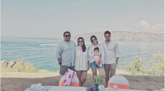 Keenan Pearce kompak saat liburan bareng keluarga Raisa [foto: instagram/rinaldinurpratama]