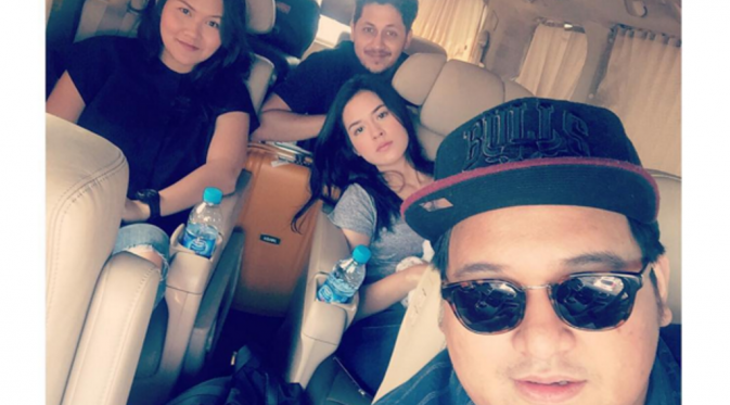 Liburan Bareng, Keenan Pearce Lengket dengan Keluarga Raisa [foto: instagram/rinaldinurpratama]