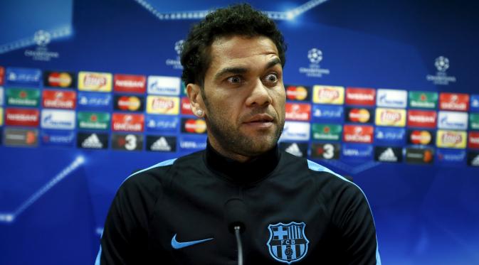 Dani Alves Tolak Jawab Pertanyaan Media Madrid (REUTERS/Albert Gea)