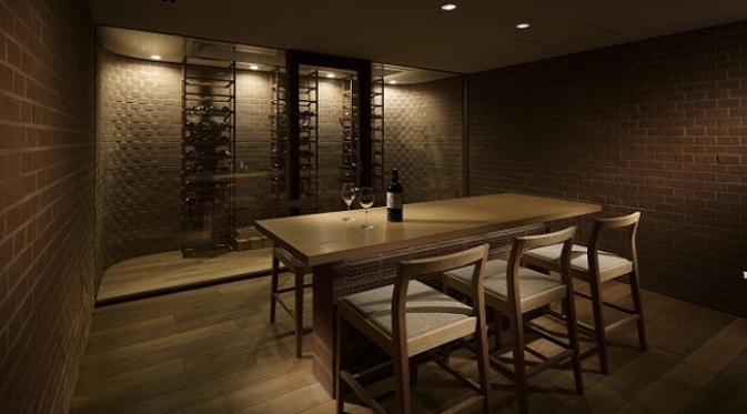 Ruang makan dirombak dengan desain seperti gudang anggur (sumber. spoon-tamago.com)
