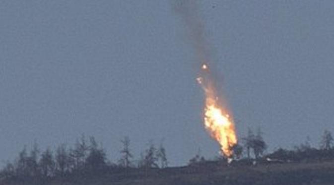 Pesawat jet meledak setelah menabrak daratan di wilayah Perbatasan Turki dan Suriah. Sebelumnya Militer Turki sudah memperingatkan Jet Rusia sebanyak 3 kali sebelum akhirnya ditembak. (Dailiymail)