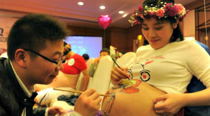 sebuah rumah sakit di Chongqing, Tiongkok, mengajak para ibu yang sedang hamil untuk bergemb ira dalam masa kehamilannya. (Sumber China News via Shangaiist)