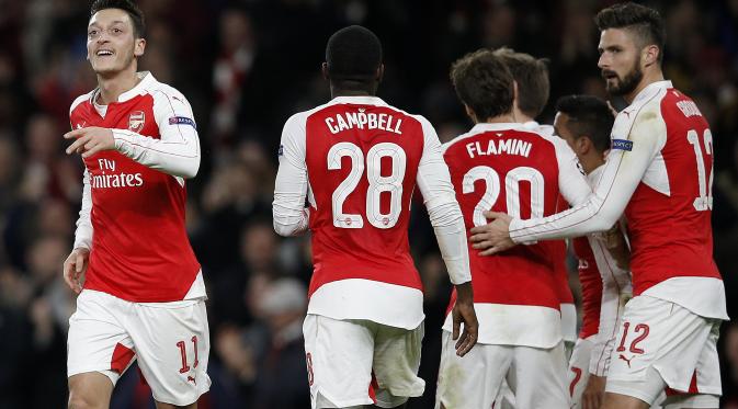 Para pemain Arsenal ikut merayakan gol yang dicetak Alexis Sanchez dalam laga kontra Dinamo Zagreb, Rabu (25/11/2015) dini hari WIB. (AFP/ADRIAN DENNIS)