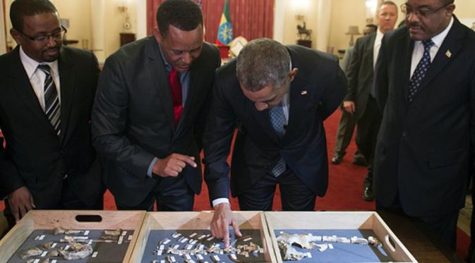 Presiden Barack Obama diperbolehkan menyentuh Lucy si Australopithecus. | via: Telegraph