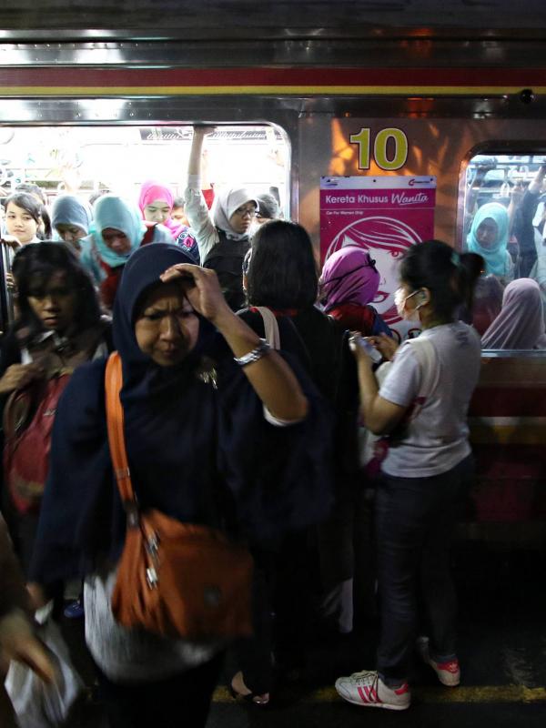 Penumpang turun dari KRL commuter line Jakarta Kota-Bogor di Stasiun Pasar Minggu, Jakarta, Selasa (24/11)(Liputan6.com/Immanuel Antonius)